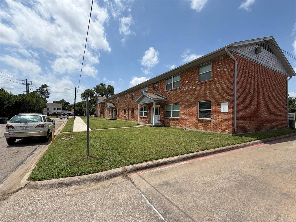 2266 W Oak Street, Denton, TX 76201