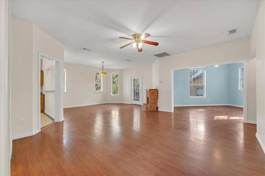 Back unit flex space off main living/entrance.