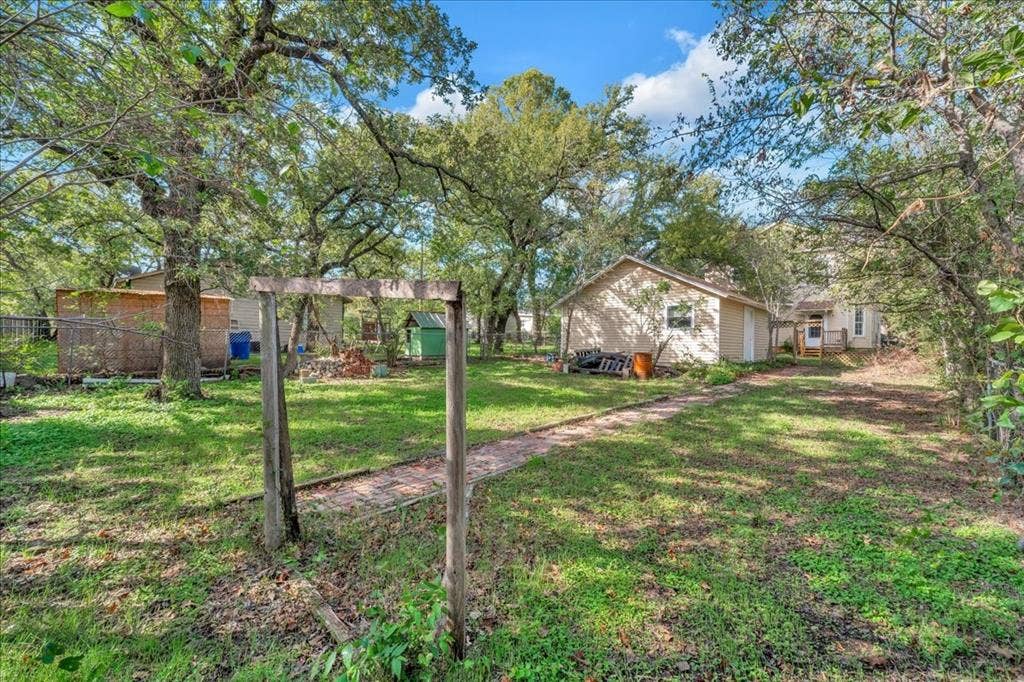 3304 Huron Trail, Lake Worth, TX 76135