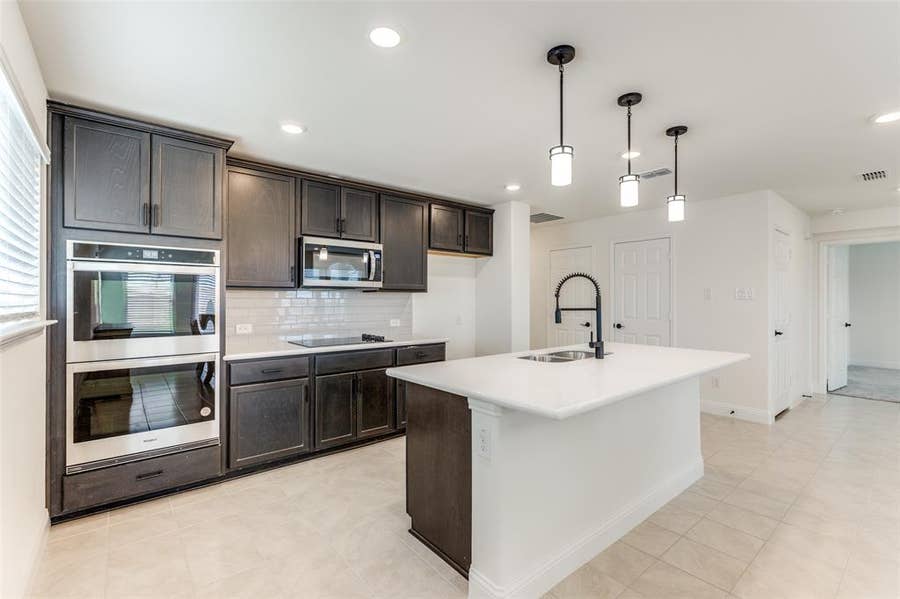 Property photo for 1825 Aslynn Circle, Aubrey, TX