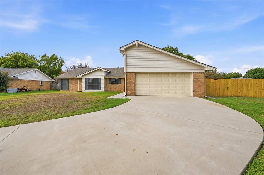 Property photo for 2110 Oak Creek Circle, Sherman, TX