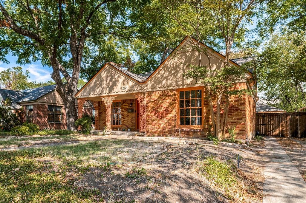 2219 Carnes Street, Dallas, TX 75208