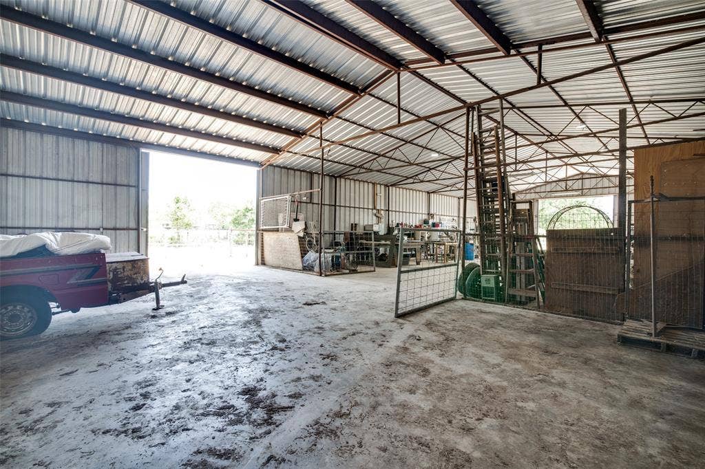 200 Vz County Road 2403, Canton, TX 75103 Concrete flooring throughout