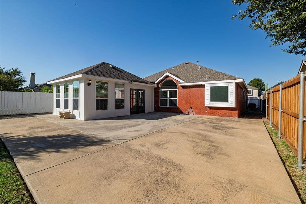 2048 Bay View Drive, Irving, TX 75060 2048 Bay View Drive, Irving, TX 75060
