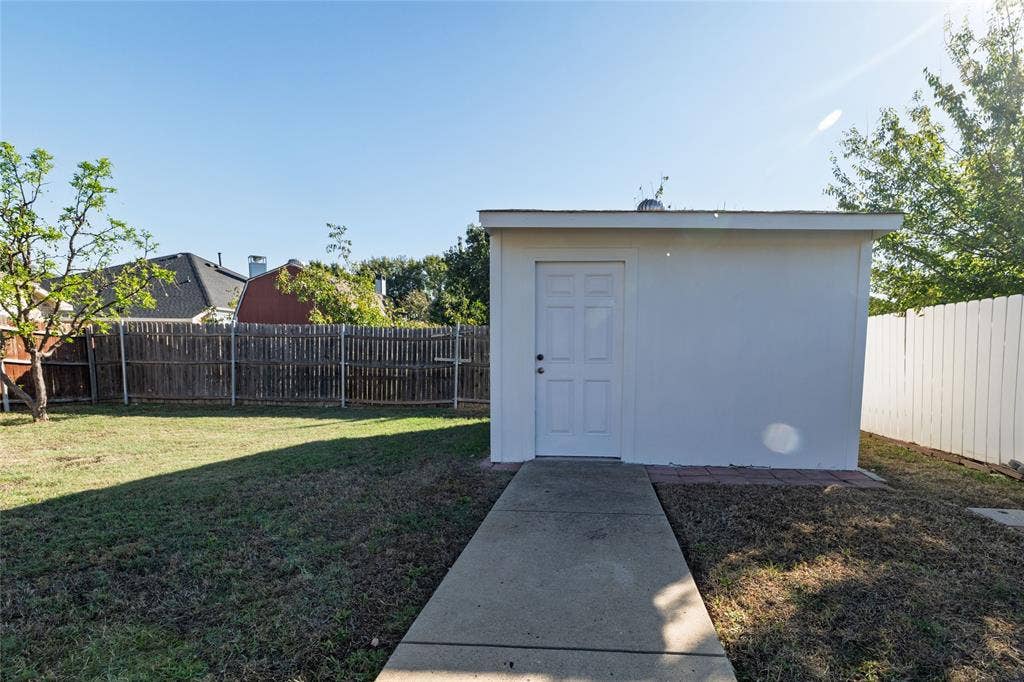 2048 Bay View Drive, Irving, TX 75060 2048 Bay View Drive, Irving, TX 75060
