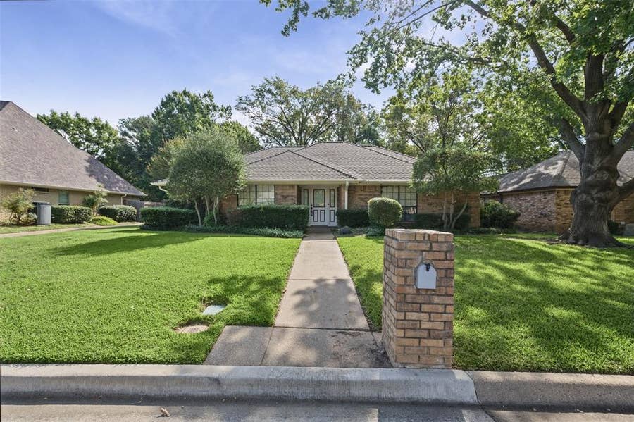 Property photo for 1128 Clubhouse Drive, Mansfield, TX
