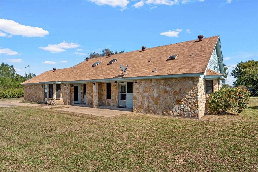 712 Beard Avenue, Robinson, TX 76706