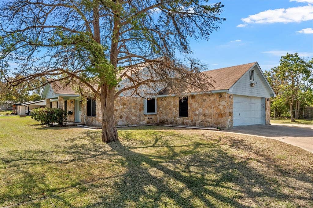712 Beard Avenue, Robinson, TX 76706