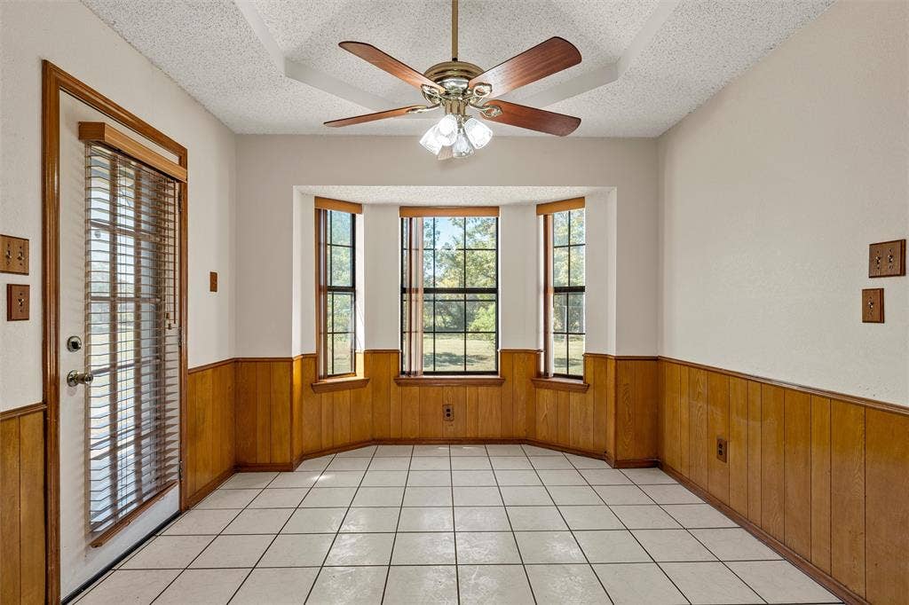Breakfast area with bay window