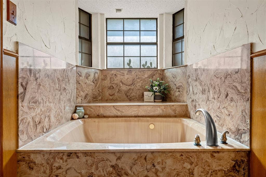 Jetted bathtub