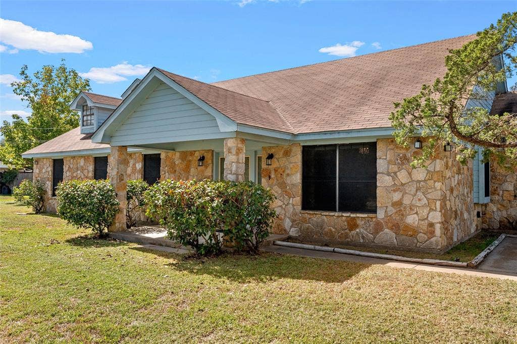 712 Beard Avenue, Robinson, TX 76706