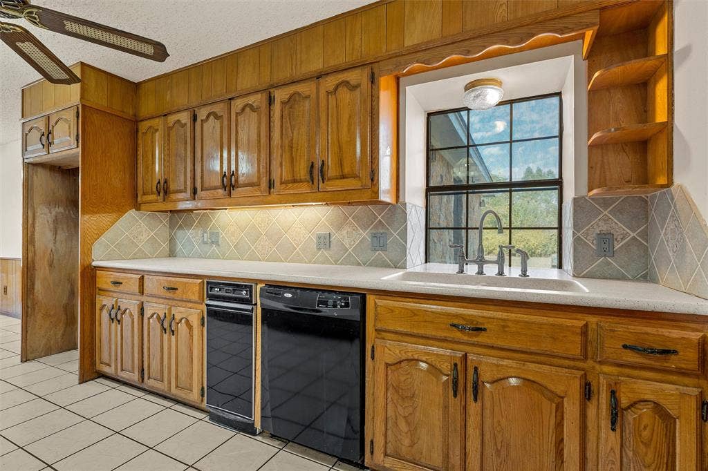 712 Beard Avenue, Robinson, TX 76706