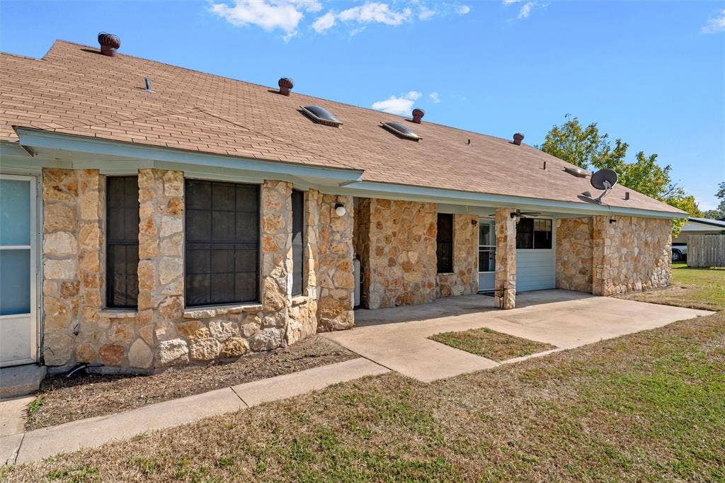 712 Beard Avenue, Robinson, TX 76706