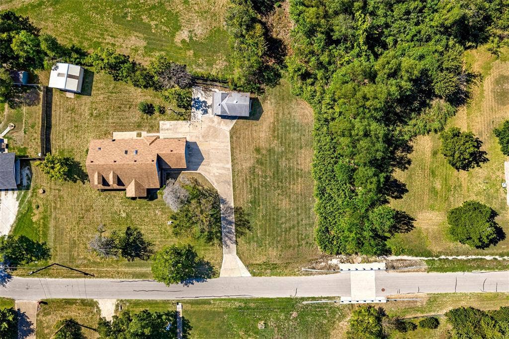 712 Beard Avenue, Robinson, TX 76706