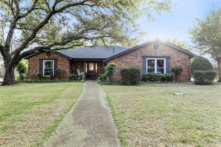 Property photo for 900 Stonelake Drive, Cleburne, TX