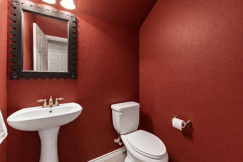 4136 Kyndra Circle, Richardson, TX 75082 Half bath downstairs