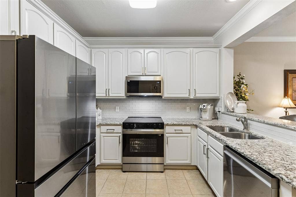 4136 Kyndra Circle, Richardson, TX 75082 Painted cabinets, granite, stainless steal appliances