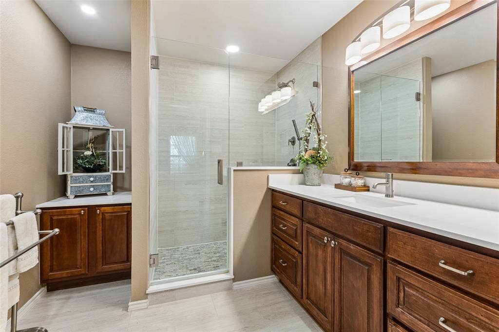 4136 Kyndra Circle, Richardson, TX 75082 Oversized walk in shower