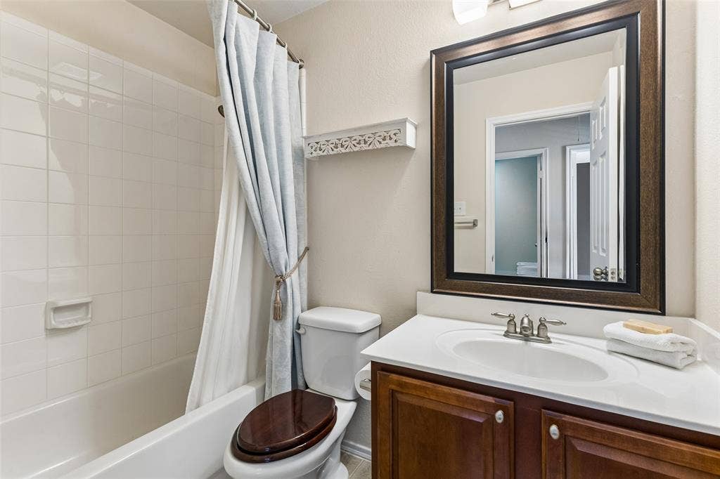 4136 Kyndra Circle, Richardson, TX 75082 Upstairs guest bathroom