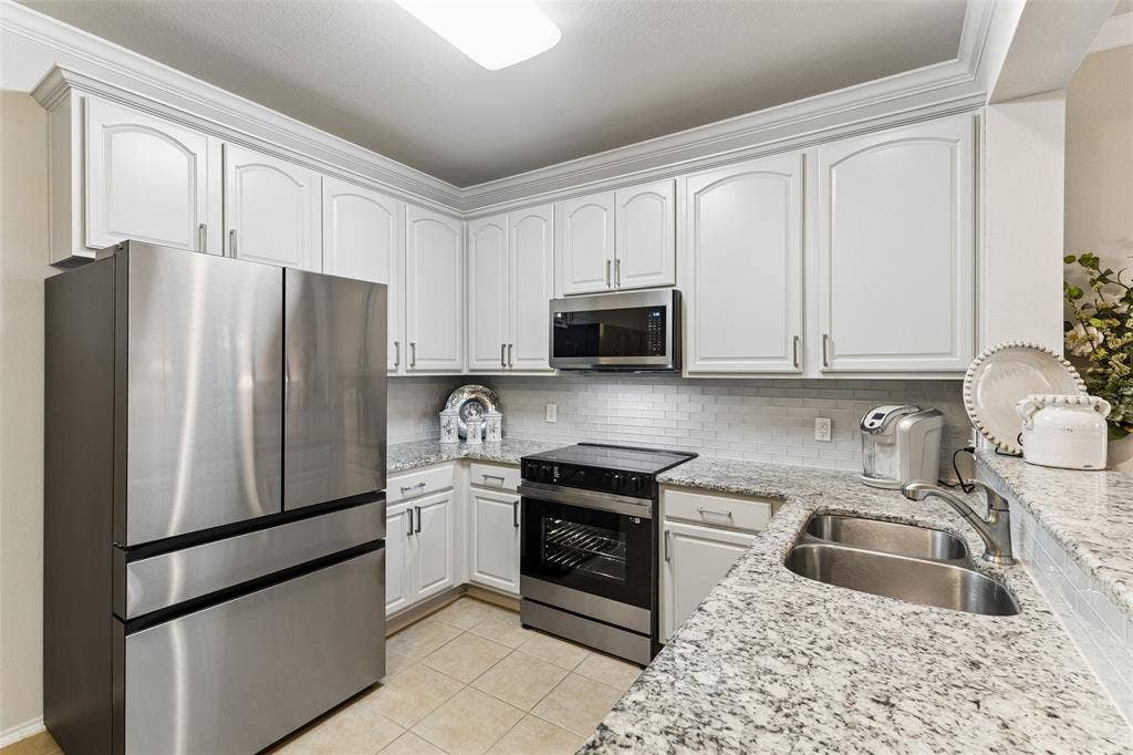 4136 Kyndra Circle, Richardson, TX 75082 Beautifully updated kitchen.
