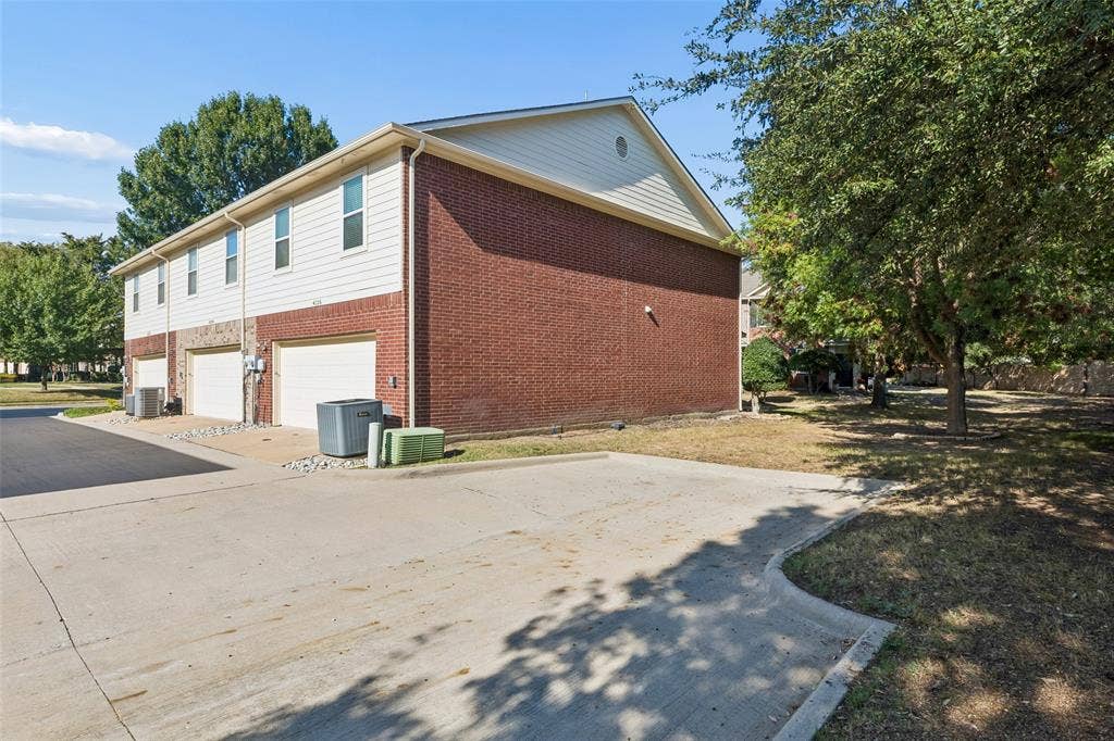4136 Kyndra Circle, Richardson, TX 75082 Garage and extra parking