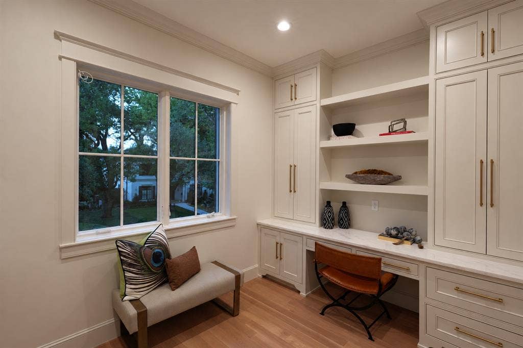 6304 Del Norte Lane, Dallas, TX 75225 Stairwell Study area