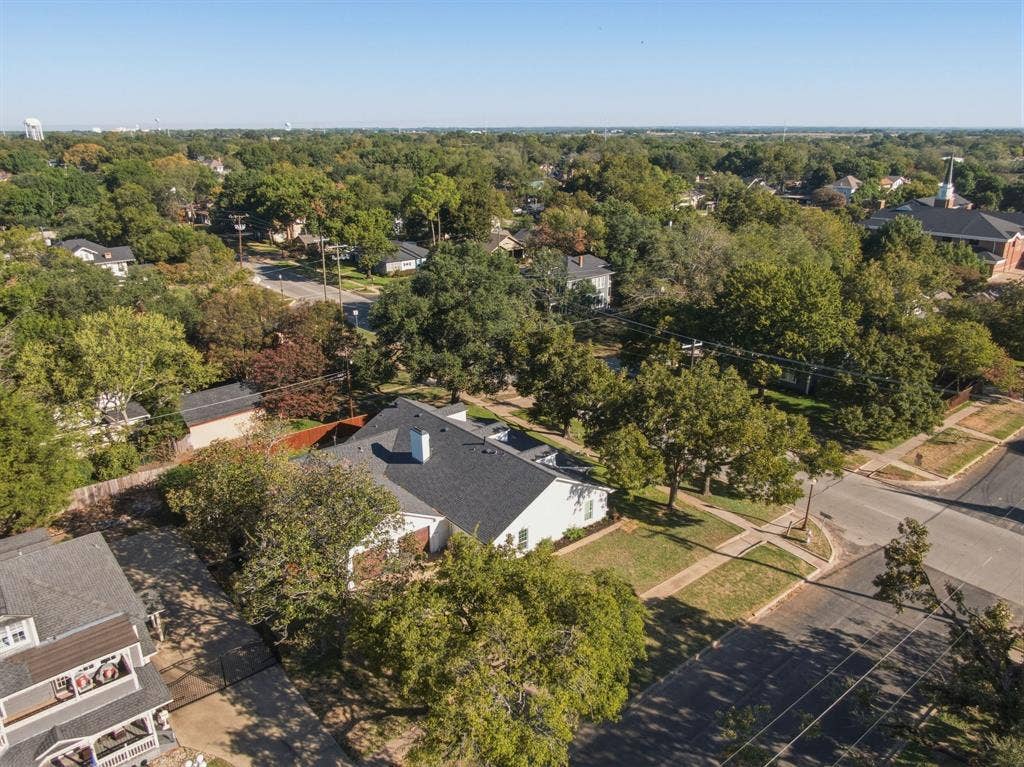 301 N Preston Street, Ennis, TX 75119 301 N Preston Street, Ennis, TX 75119