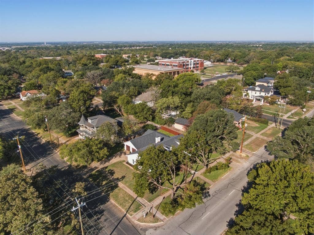 301 N Preston Street, Ennis, TX 75119 301 N Preston Street, Ennis, TX 75119
