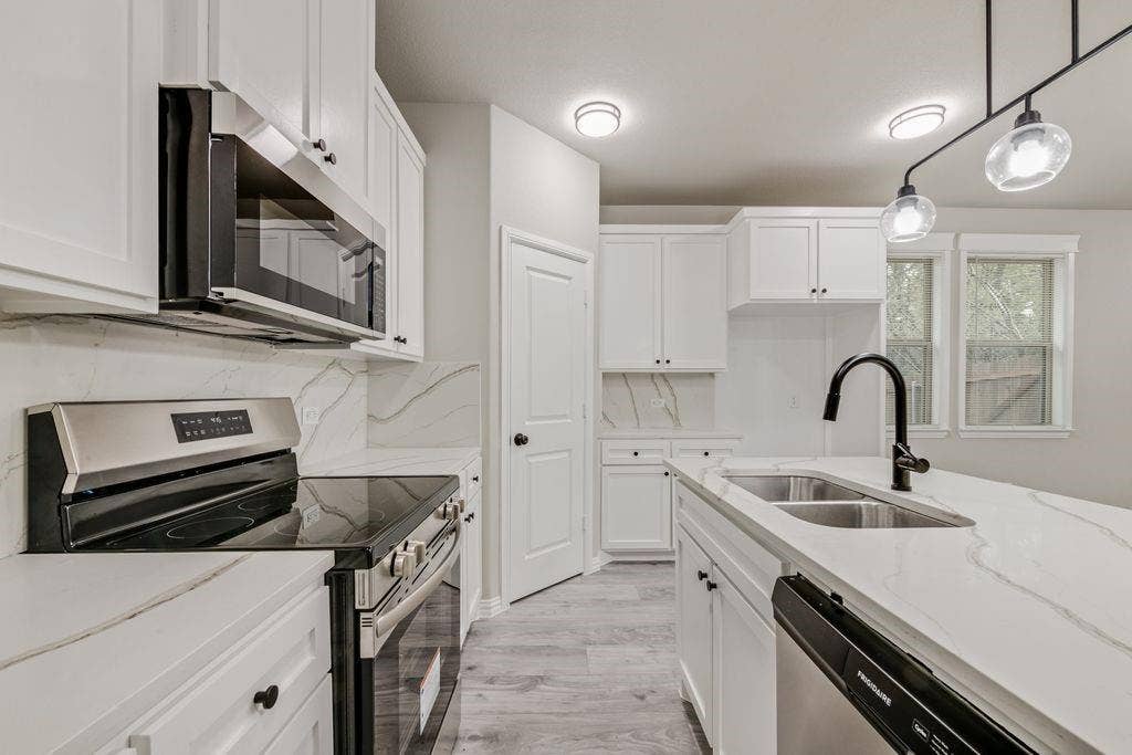 5612 Black Pine Circle, Granbury, TX 76048