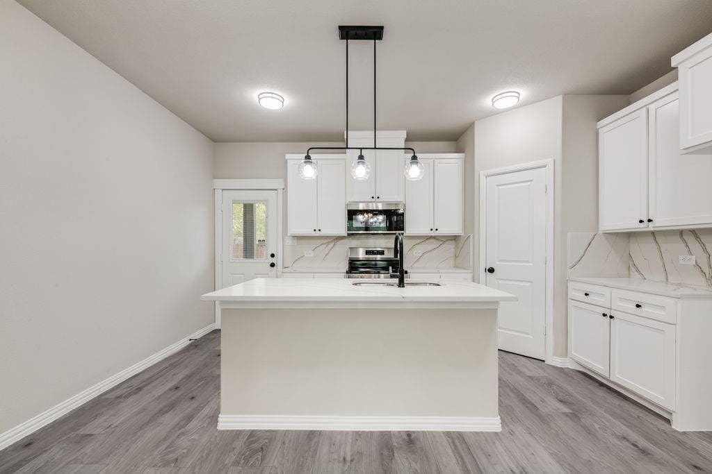 5612 Black Pine Circle, Granbury, TX 76048