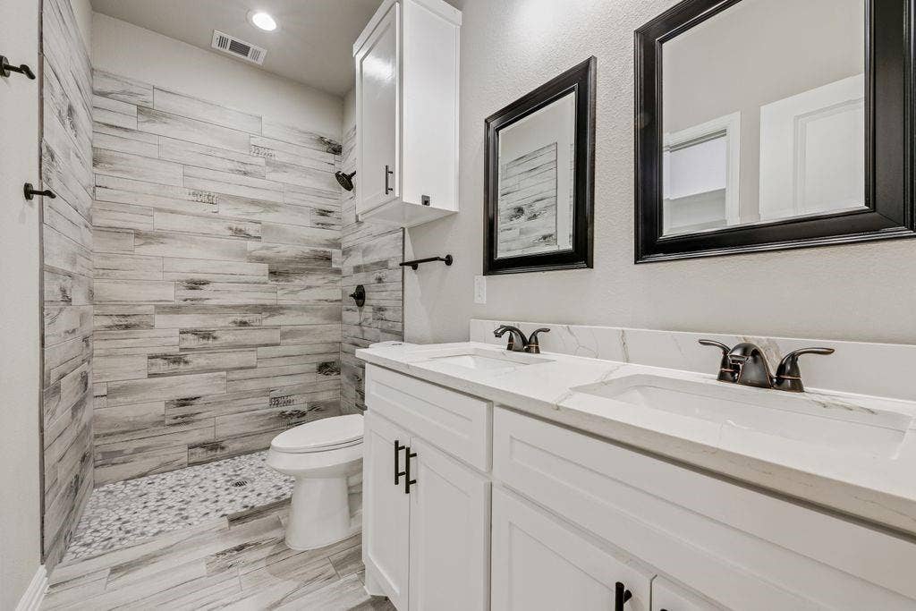 5612 Black Pine Circle, Granbury, TX 76048