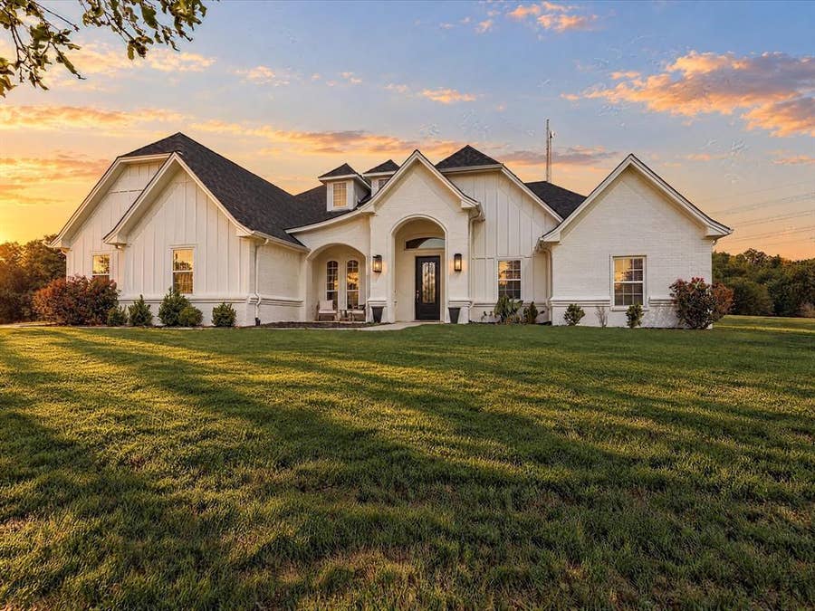 Property photo for 104 Silver Lakes Drive, Sunset, TX