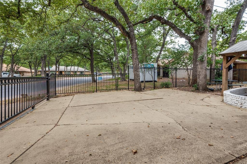 1801 Green Oaks Drive, Irving, TX 75061