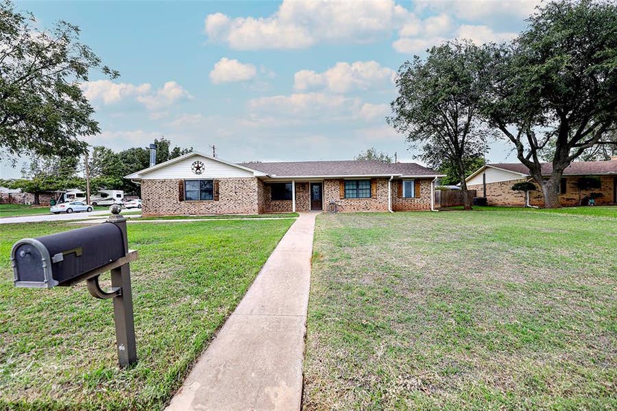 Property photo for 2100 E Crafton Street, Henrietta, TX
