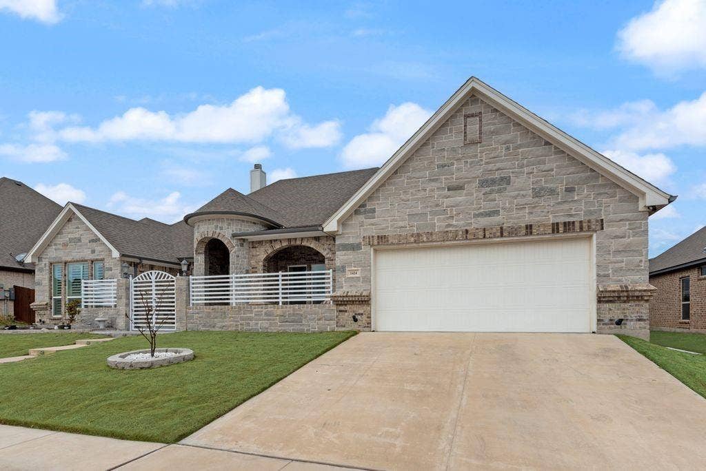 1424 Silent Springs Drive, Fort Worth, TX 76052
