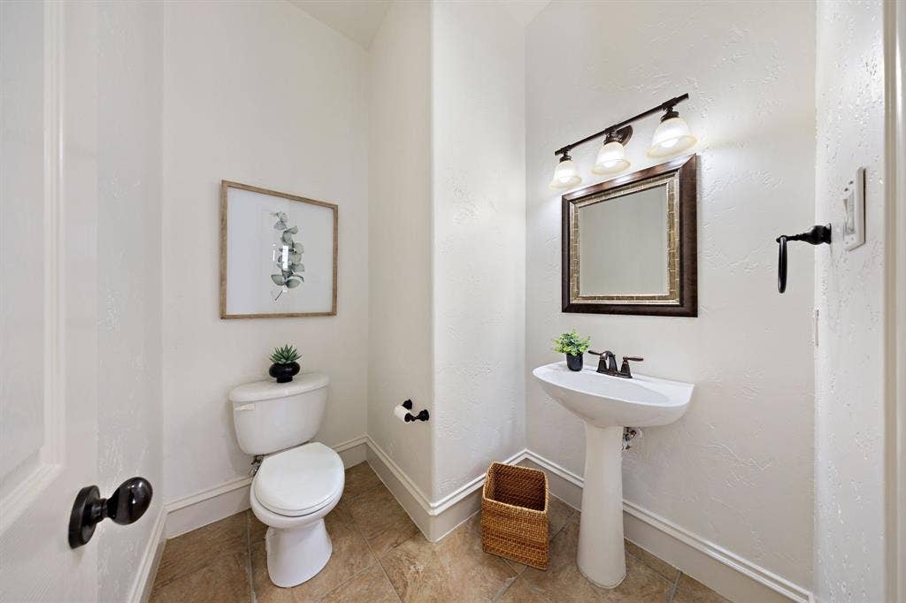 5731 Noble Oak Lane, Frisco, TX 75033 Guest bath down