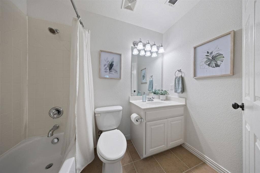 5731 Noble Oak Lane, Frisco, TX 75033 ensuite bathroom upstaris