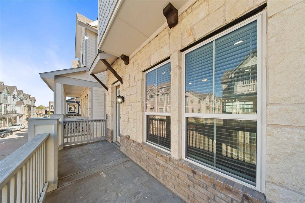 220 Lanyard Drive, Lewisville, TX 75057 220 Lanyard Drive, Lewisville, TX 75057