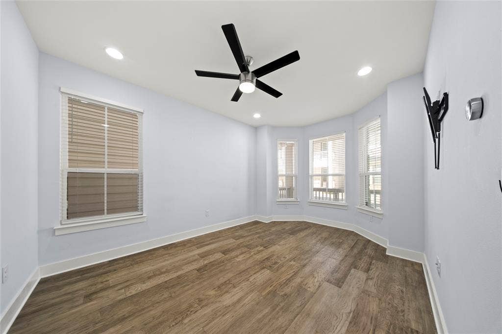 220 Lanyard Drive, Lewisville, TX 75057 220 Lanyard Drive, Lewisville, TX 75057