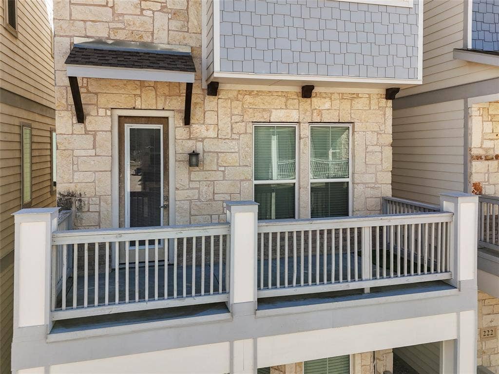 220 Lanyard Drive, Lewisville, TX 75057 220 Lanyard Drive, Lewisville, TX 75057