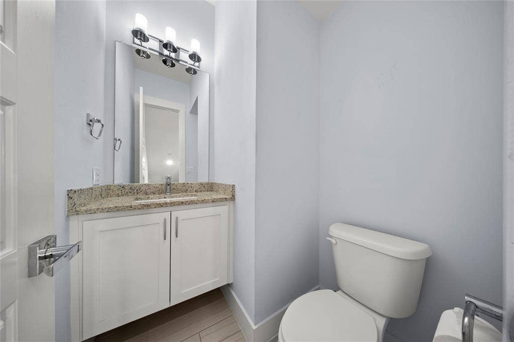 220 Lanyard Drive, Lewisville, TX 75057 220 Lanyard Drive, Lewisville, TX 75057