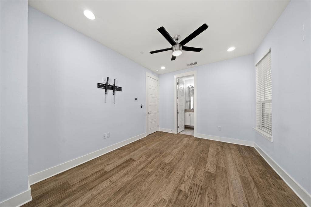 220 Lanyard Drive, Lewisville, TX 75057 220 Lanyard Drive, Lewisville, TX 75057