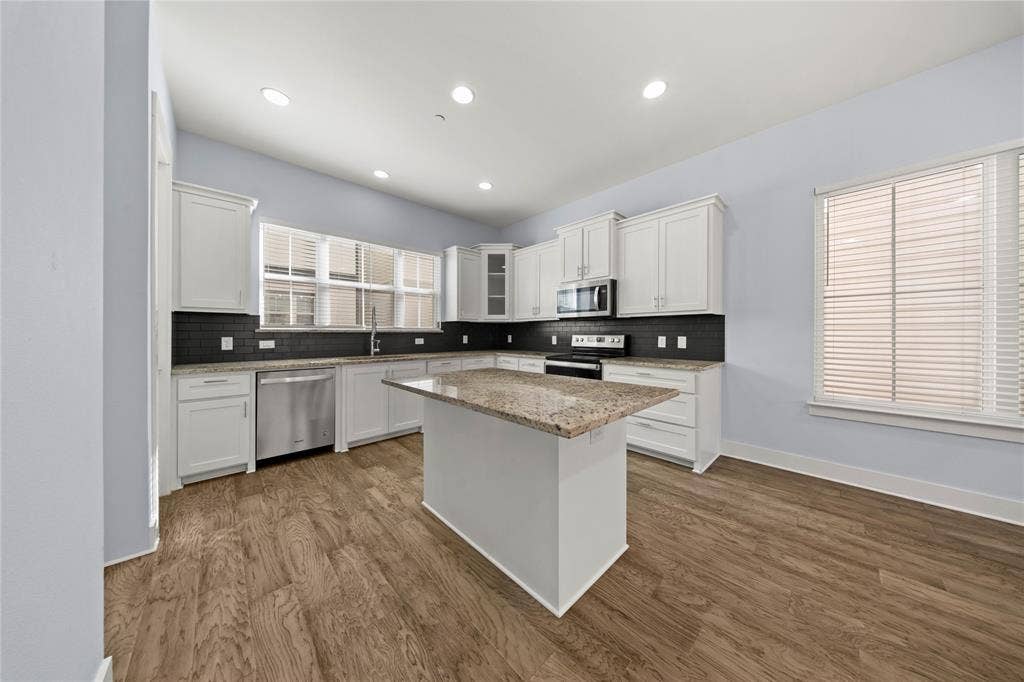 220 Lanyard Drive, Lewisville, TX 75057 220 Lanyard Drive, Lewisville, TX 75057