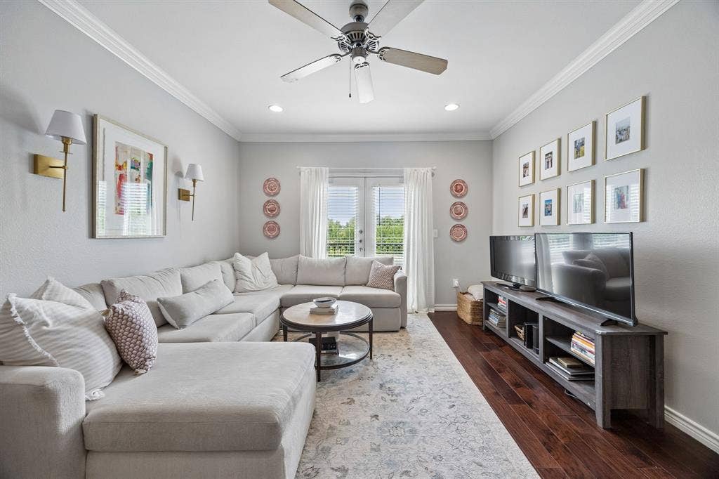 Living area featuring wood-finish flooring, crown molding, recessed lighting, and a ceiling fan