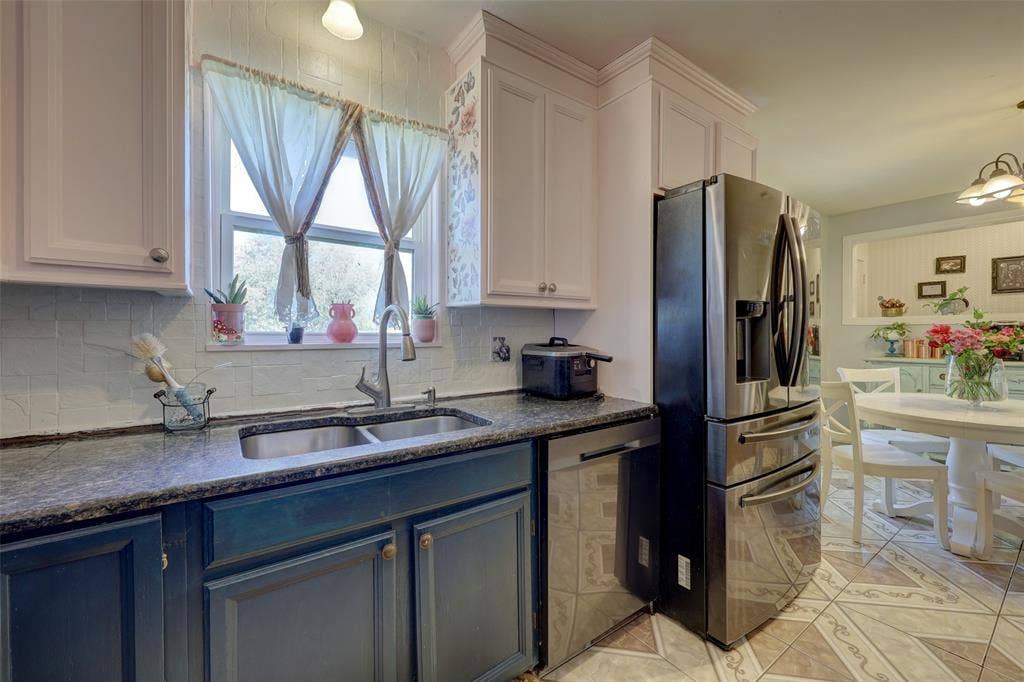 901 Elizabeth Boulevard, Granbury, TX 76048 Stainless sink - refrigerator stays!