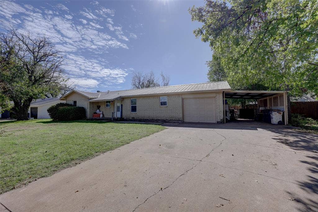 901 Elizabeth Boulevard, Granbury, TX 76048 Make this house your new home