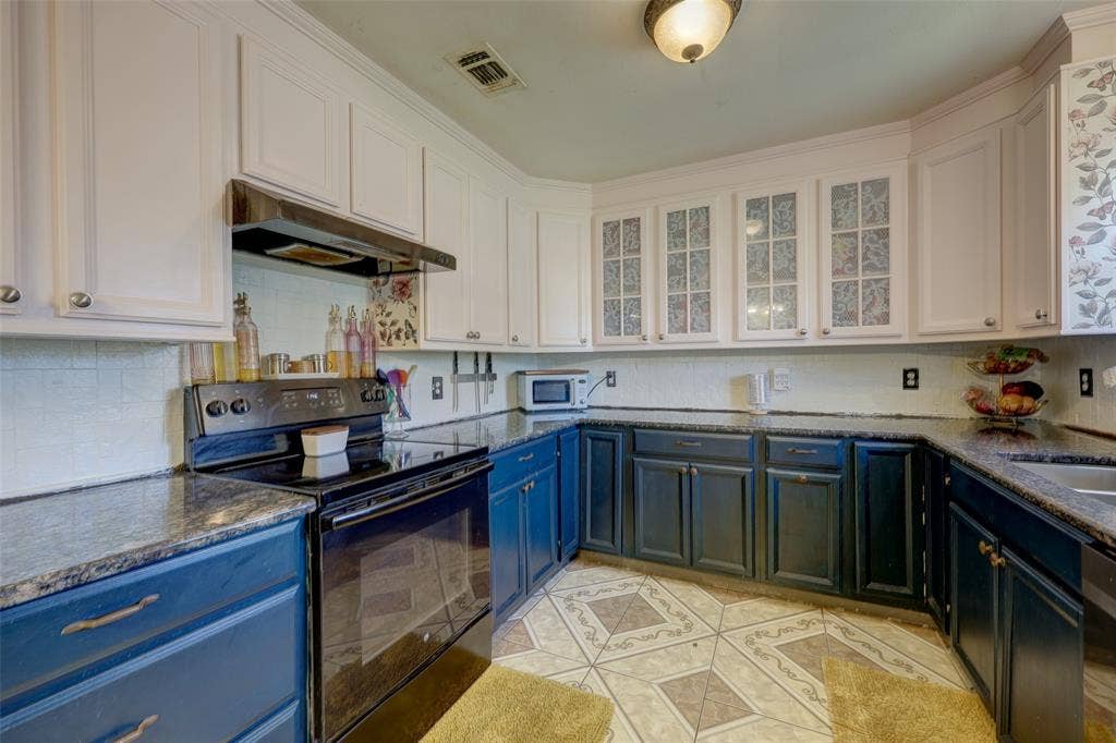 901 Elizabeth Boulevard, Granbury, TX 76048 Storage and prep space galore