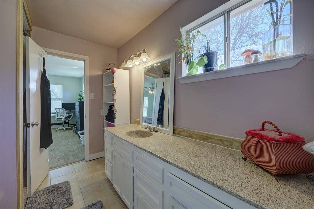901 Elizabeth Boulevard, Granbury, TX 76048 Large primary bathroom