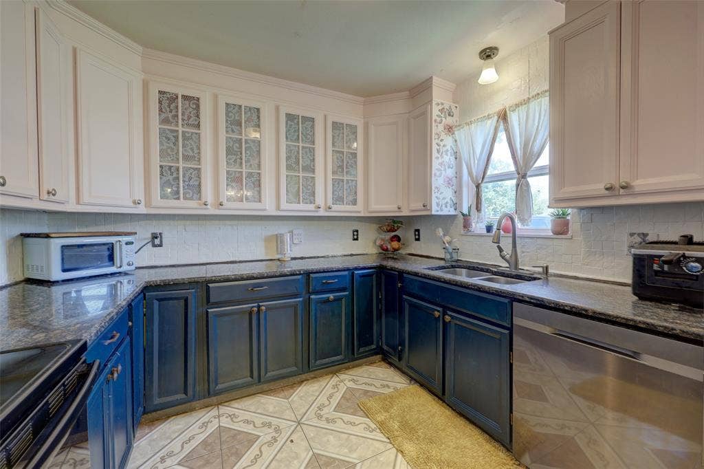 901 Elizabeth Boulevard, Granbury, TX 76048 Electric range and dishwasher