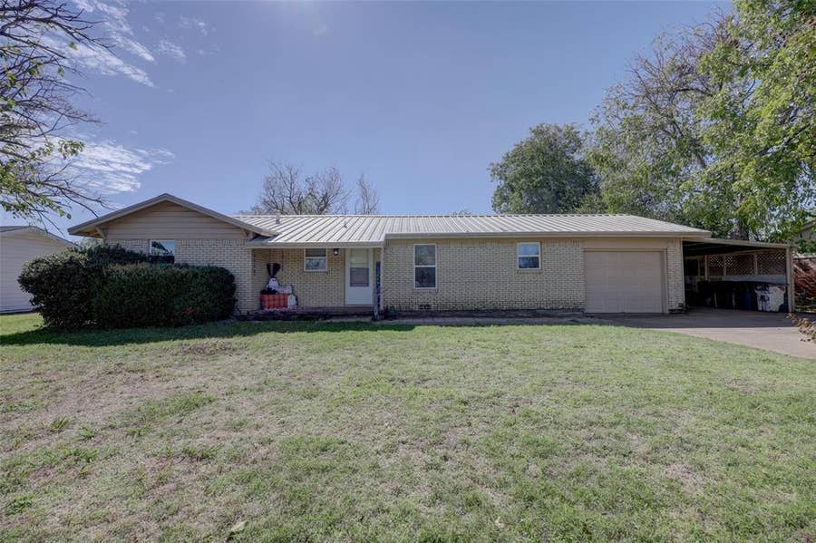 Property photo for 901 Elizabeth Boulevard, Granbury, TX
